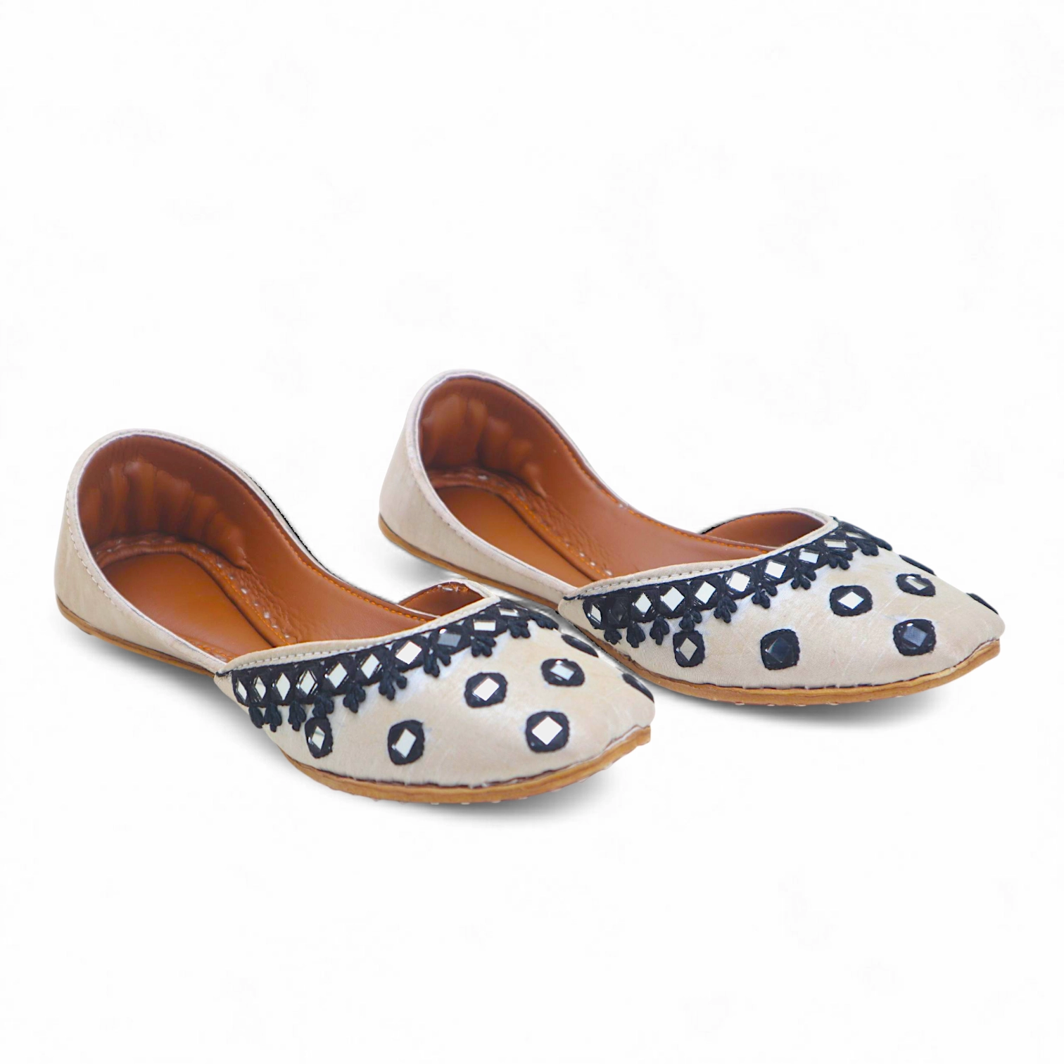 Monochrome Elegance Kussa